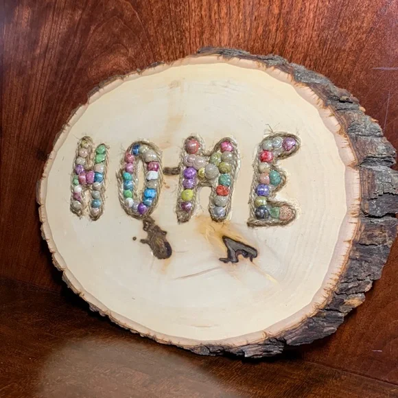 Handmade HOME sign brasswood with shells and jute rope - Picture 3 of 5